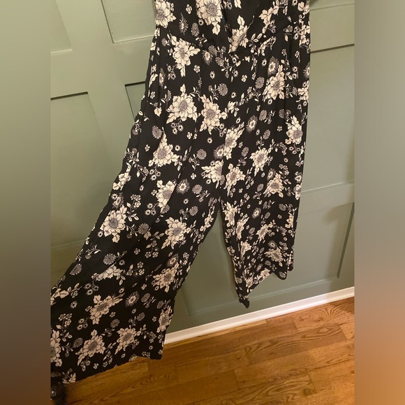 Luxology Off Shoulder Floral Romper - Picture 3 of 7